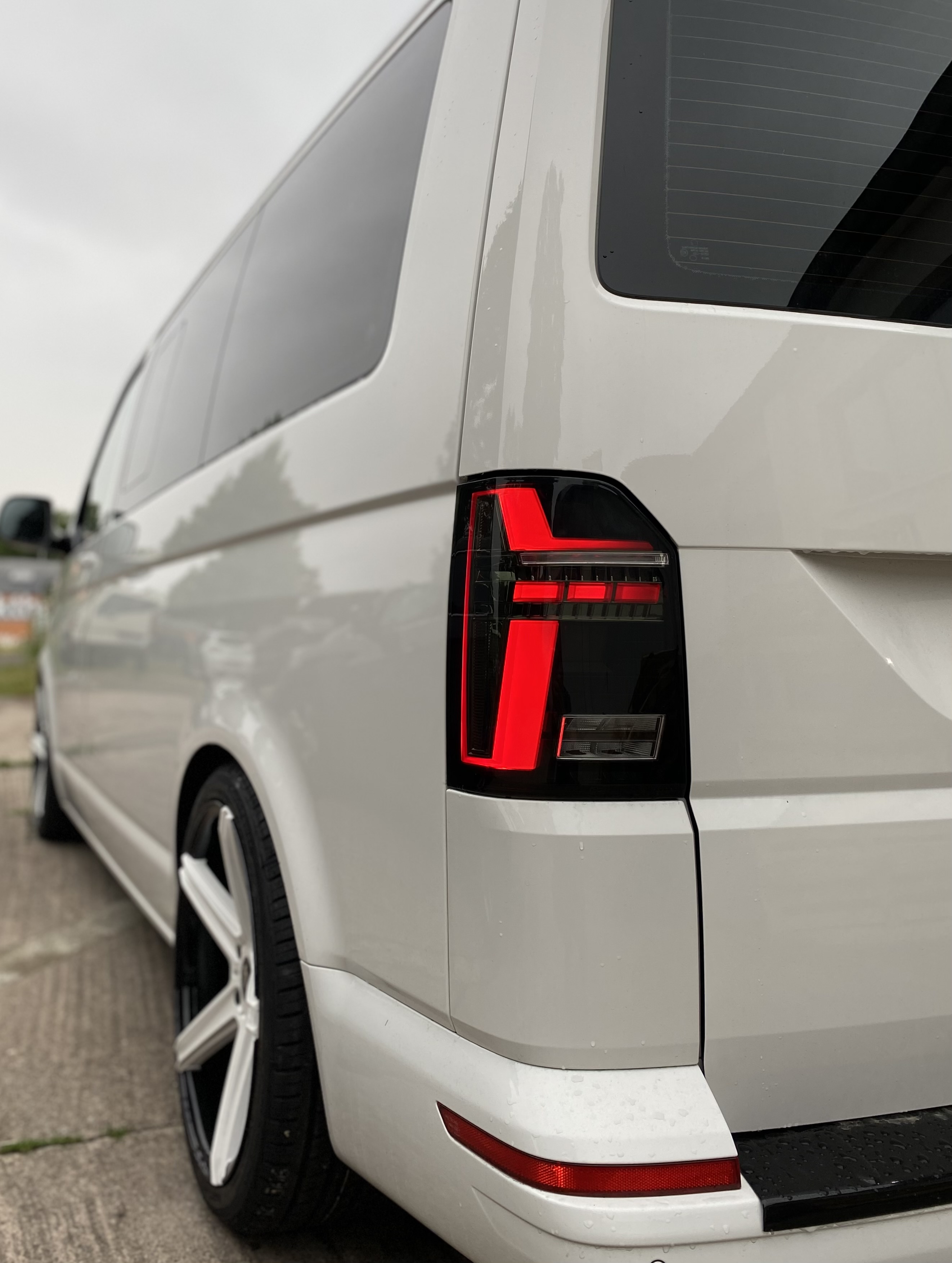 Voll LED Rückleuchten für VW T6 2015-2019 schwarz T6.1-Look Laufblinker