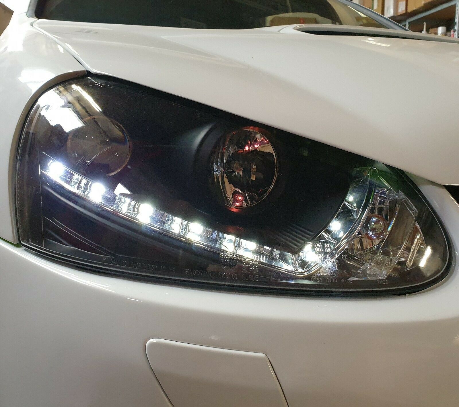 Scheinwerfer für VW Jetta 05-10 Tagfahrlicht-Optik schwarz Sonar