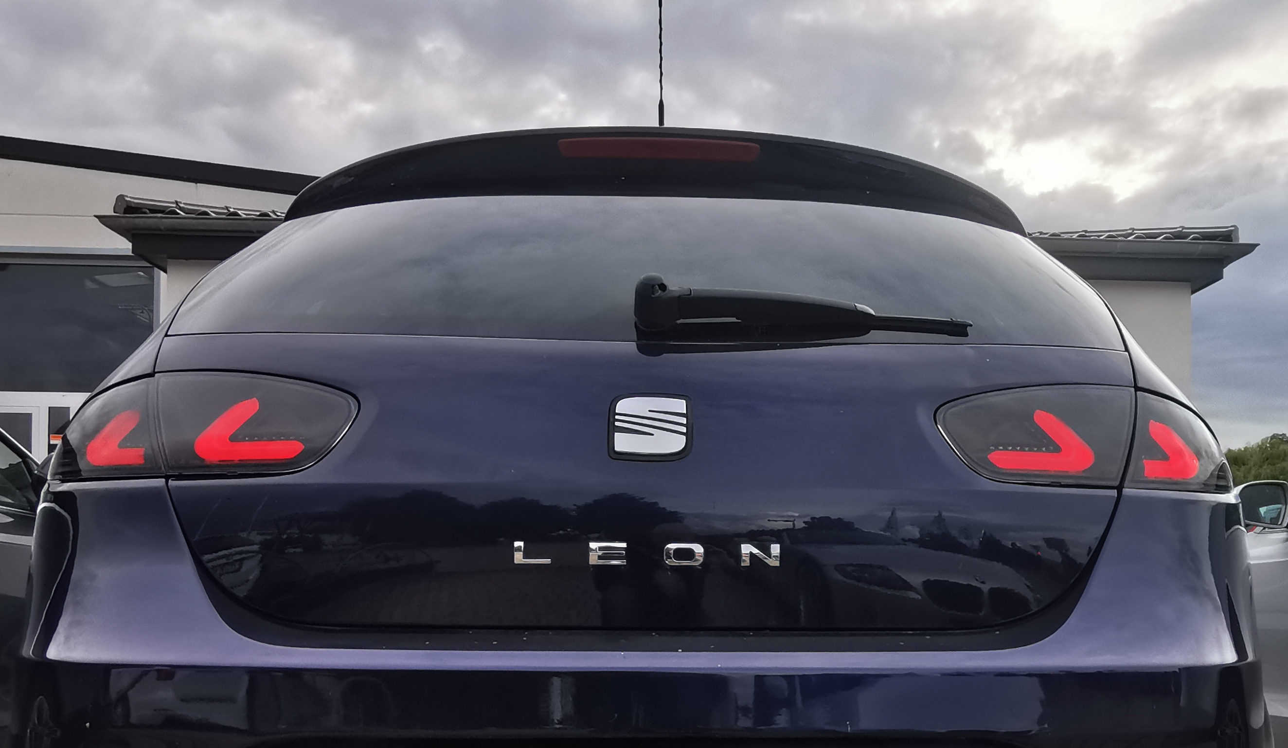 carDNA LED Rückleuchten für Seat Leon 09-12 1P1 black/smoke schwarz