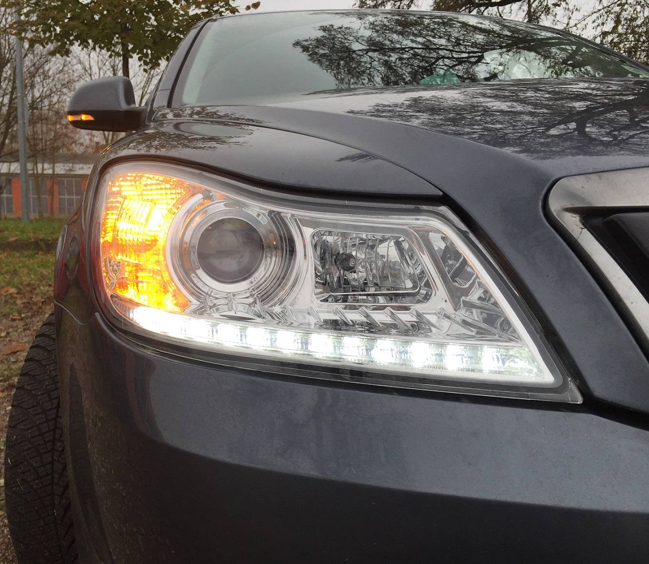 LED Tagfahrlicht Scheinwerfer für Skoda Octavia 1Z 09+ chrom