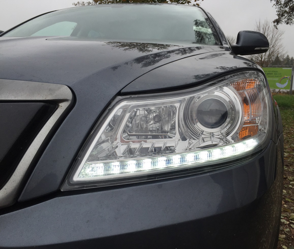 LED Tagfahrlicht Scheinwerfer für Skoda Octavia 1Z 09+ chrom