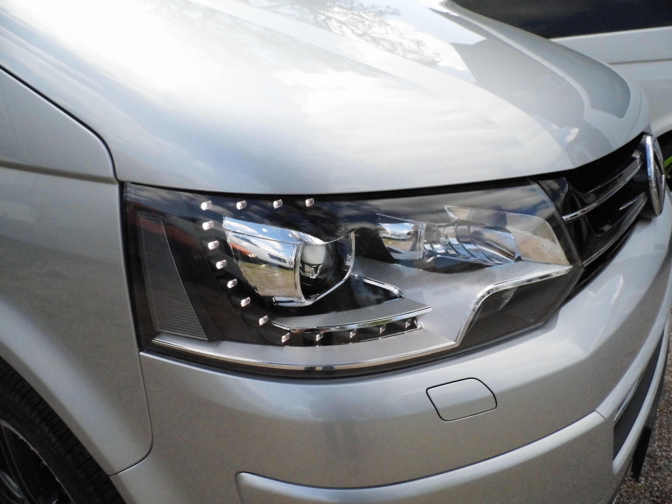 LED Tagfahrlicht Scheinwerfer für VW T5 Facelift 09-15 schwarz + OSRAM