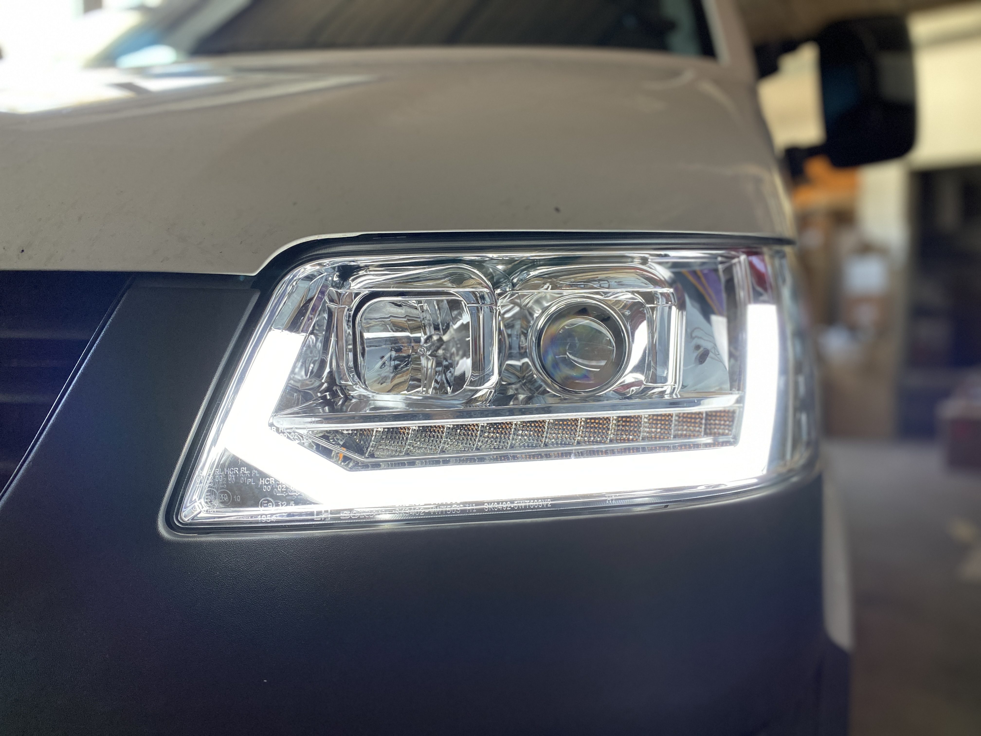Tagfahrlicht Scheinwerfer chrom dynamischer LED Blinker für VW T5 03-09 Laufblinker