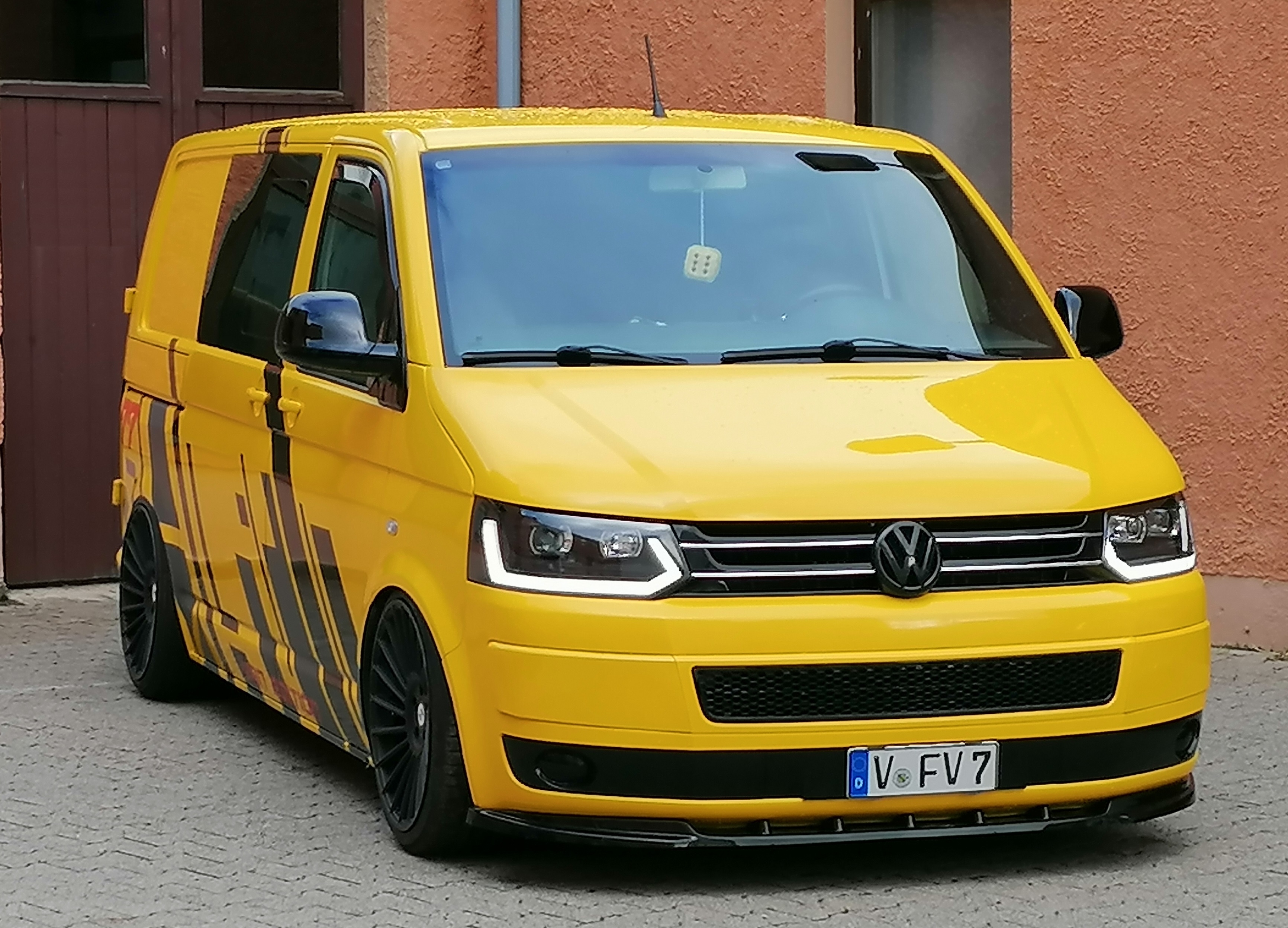 Lightbar Tagfahrlicht + Laufblinker Scheinwerfer schwarz für VW T5 Bus GP Facelift 09-15