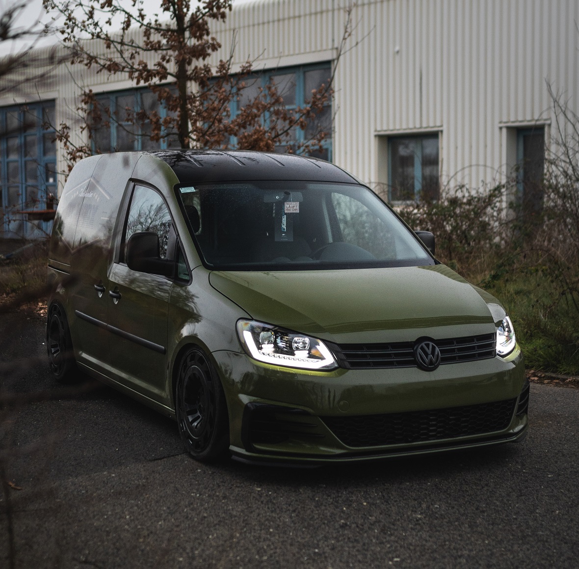 Lightbar Tagfahrlicht Scheinwerfer schwarz für VW Caddy 10-15 dynamischer Blinker